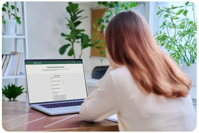 Mujer tomando el cuestionario de coaching de Aprender to Live en una computadora portátil